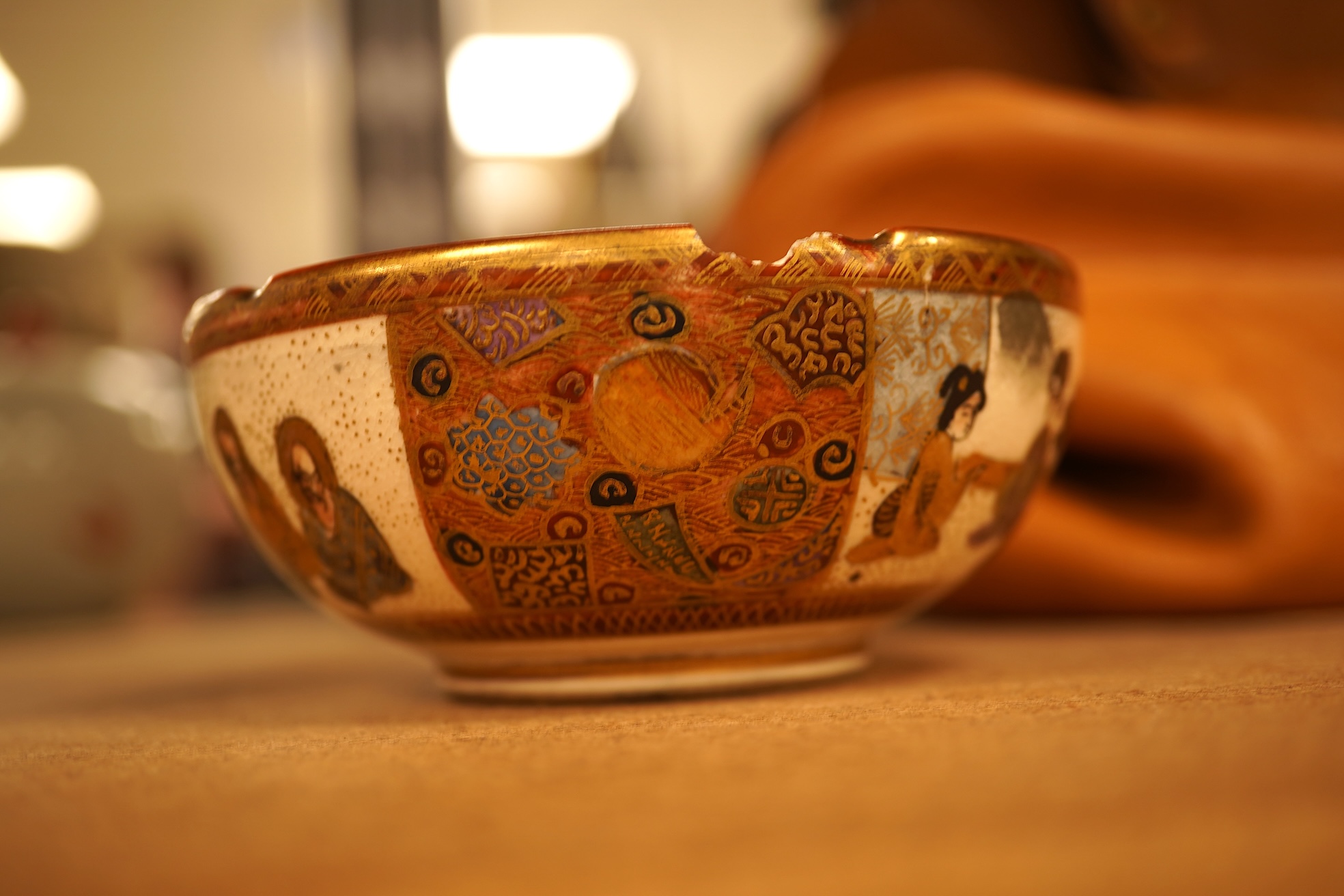 A mixed group of Chinese and Japanese ceramics (6)